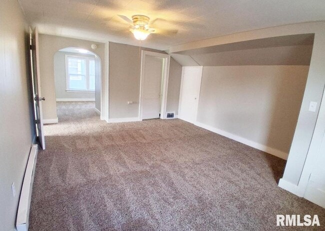 Building Photo - 513 W Loucks Ave