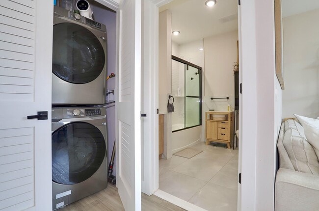 Building Photo - 212 70th St