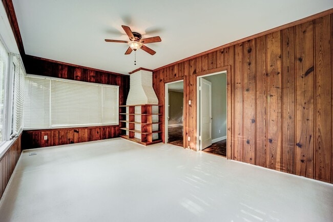 Building Photo - Freshly Updated 3 Bedroom Home