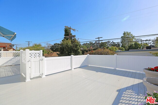 Building Photo - 311 S Church Ln
