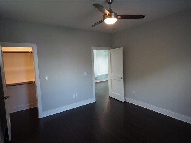 Building Photo - Modern 2 bed/2.5 bath Central Austin Home