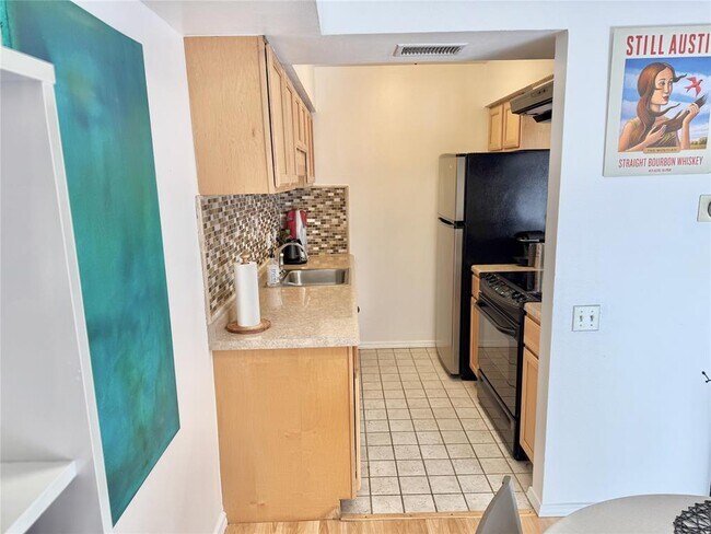 Building Photo - 1304 Mariposa Dr