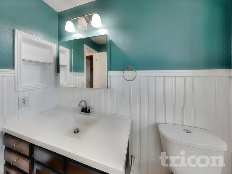 Building Photo - 5045 S Ventura St