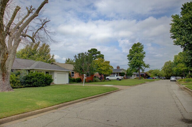 Building Photo - Well Maintained Midtown Home