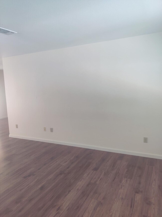 Building Photo - 18589 Lake Forest Dr