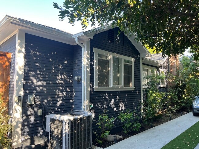 Building Photo - 7024 De Longpre Ave
