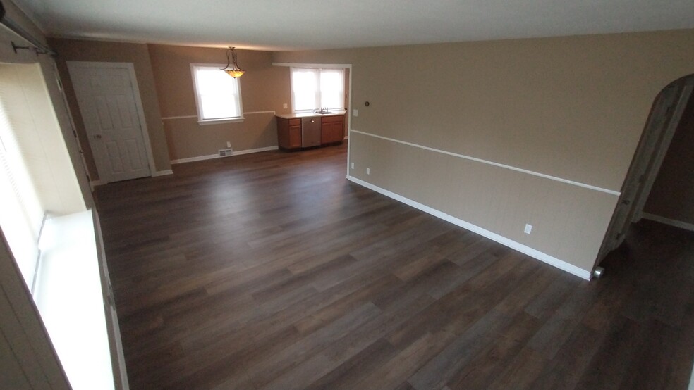Building Photo - 1025 Oakwood Rd