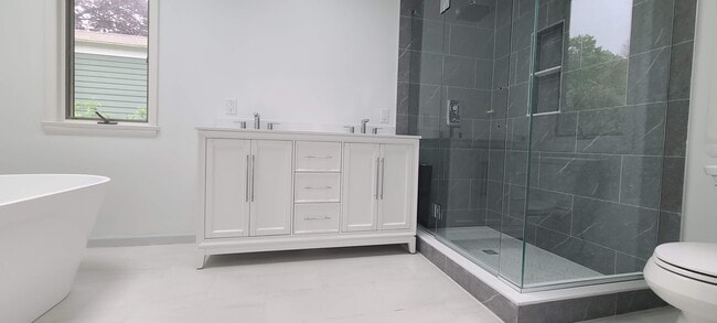 Building Photo - 190 E Rocks Rd