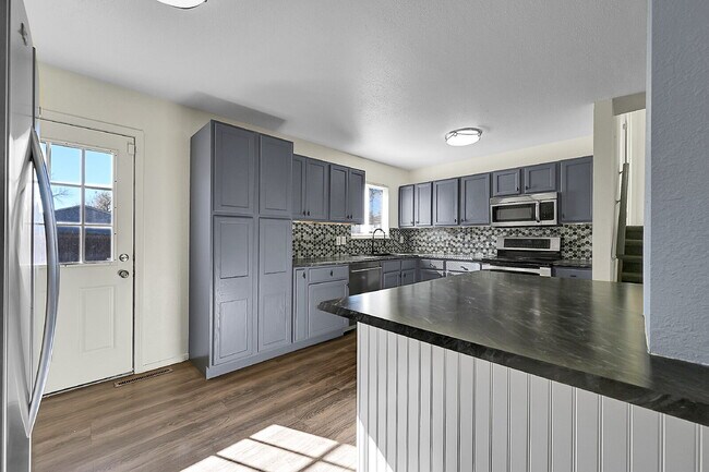 Building Photo - $1,900.00, 3-bed, 2-bath located in Colora...