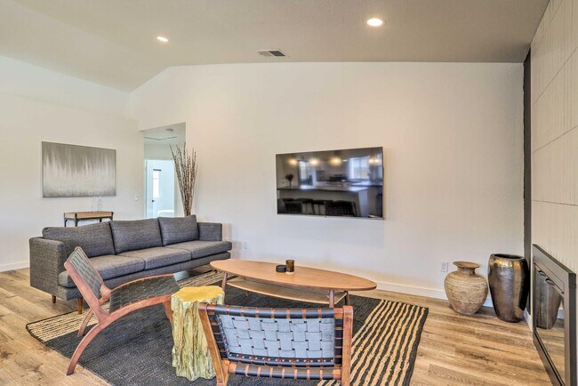 Building Photo - 44065 Dalea Ct
