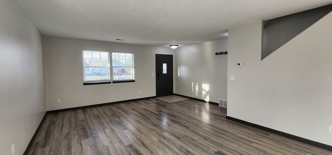 Building Photo - Beautiful 3 Bed, 2 Bath Home w/ Office in ...