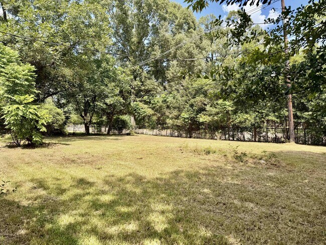 Building Photo - 735 Westbrook Dr