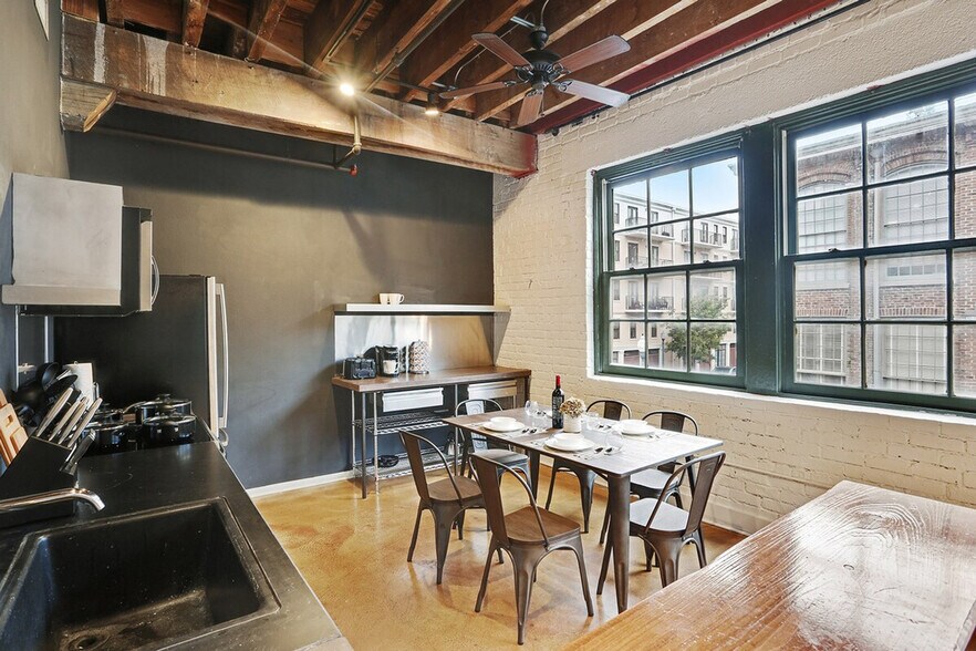 Building Photo - 1029 Annunciation St