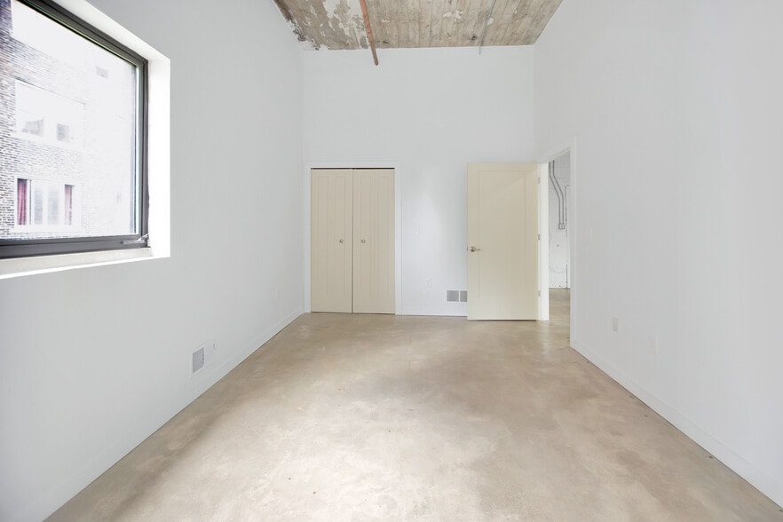 Building Photo - 470 Brainard St