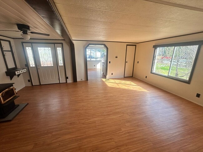 Building Photo - Adorable 2 Bedroom House for Rent in Maple...