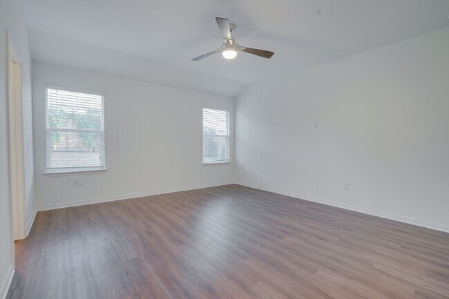 Building Photo - 403 Pentire Way