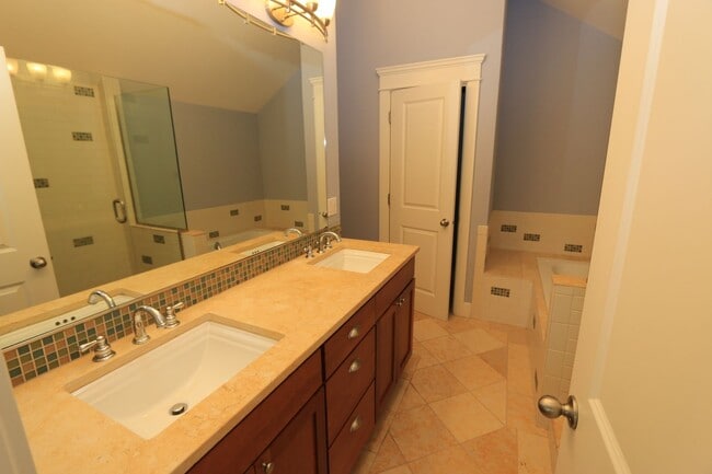 Building Photo - Wallingford 3bd/3.5ba, Vaulted Ceilings, G...