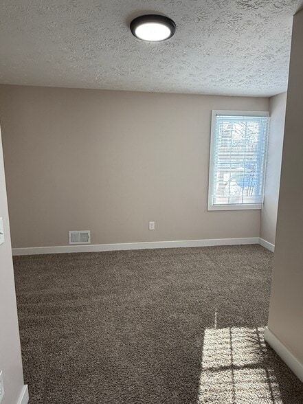 Building Photo - 740 Ridge Rd