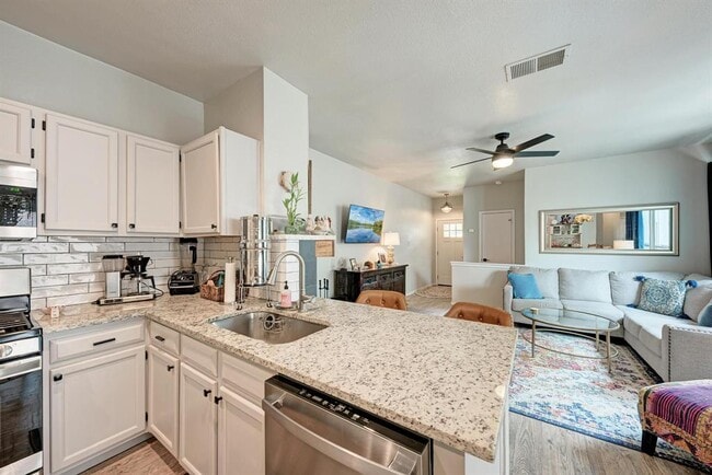 Building Photo - 922 Thackeray Ln