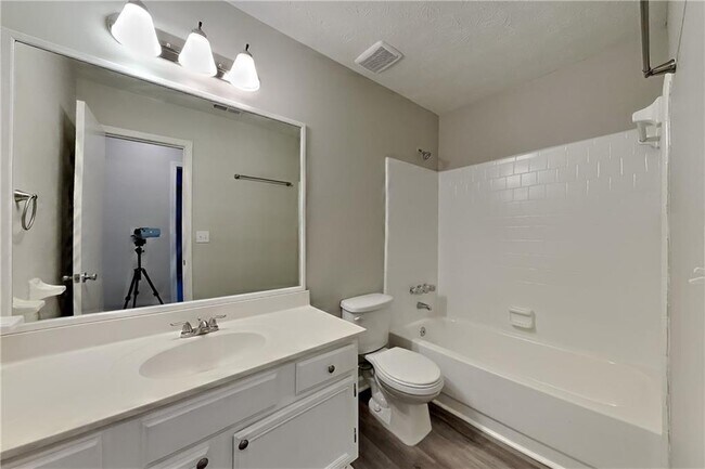 Building Photo - 645 Paris Dr