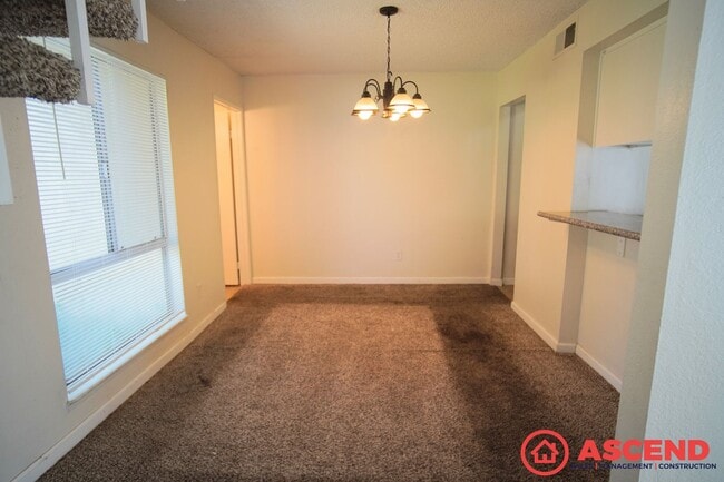 Building Photo - Central Bakersfield Condo!