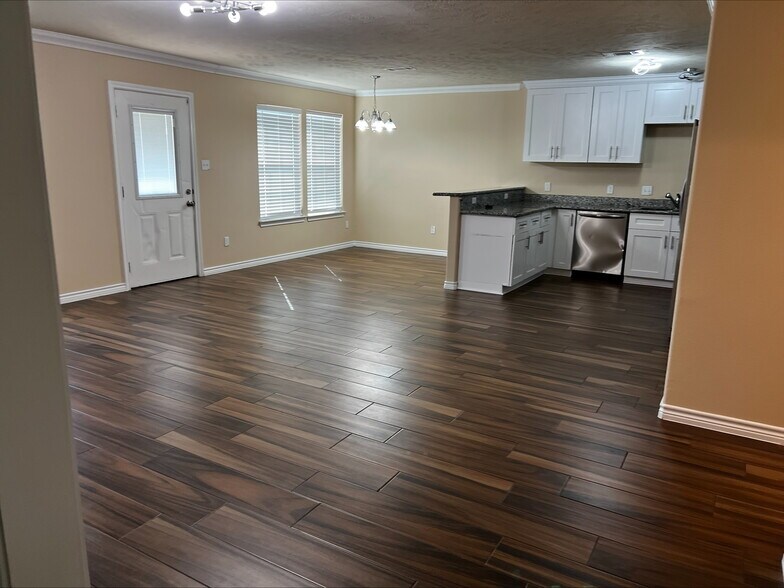 Building Photo - 2610 Saint Helena St