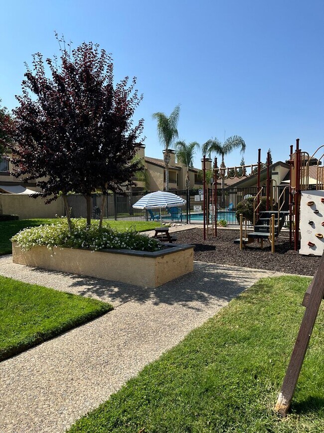 Building Photo - 2 WEEKS FREE RENT November Special - Stunn...