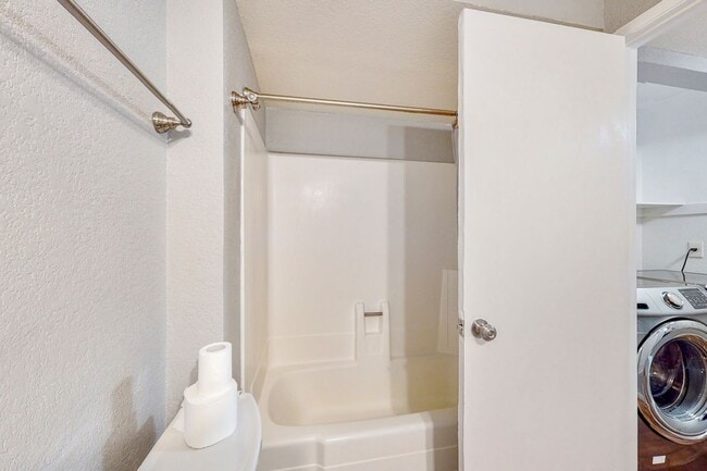 Building Photo - Great 2 Bedroom / 1 Bathroom Main-Level Unit – Prime Location!