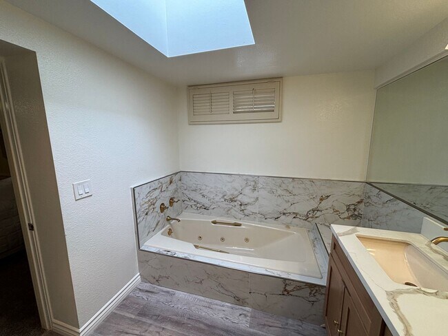 Building Photo - Remodelled Two Bedroom Condo with Ocean Views for Days!