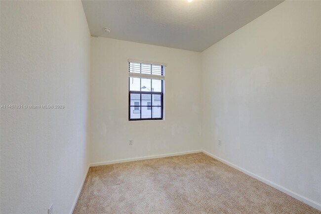 Building Photo - 1170 SW 7th Ct