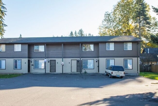 Building Photo - Spacious 3 bedroom 1.5 bath townhome Hillsboro!