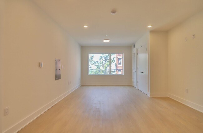 Building Photo - 303 Madison St