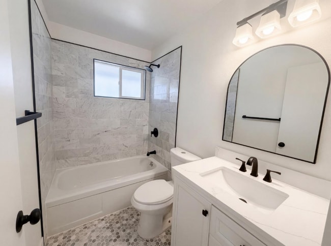 Building Photo - 1128 Hobart Dr