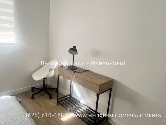 Building Photo - 523 E Live Oak Ave