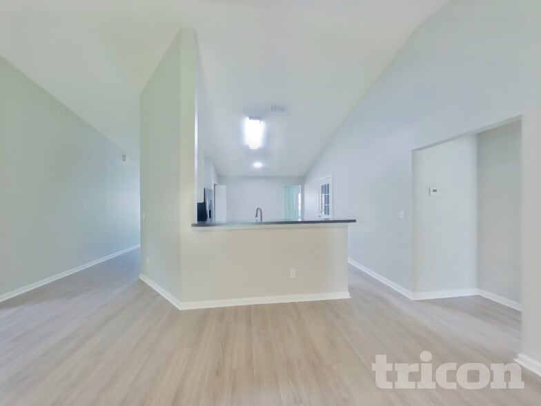Building Photo - 6676 Southern Oaks Dr