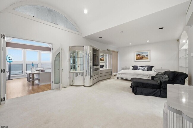 Building Photo - 119 S 11th Ave