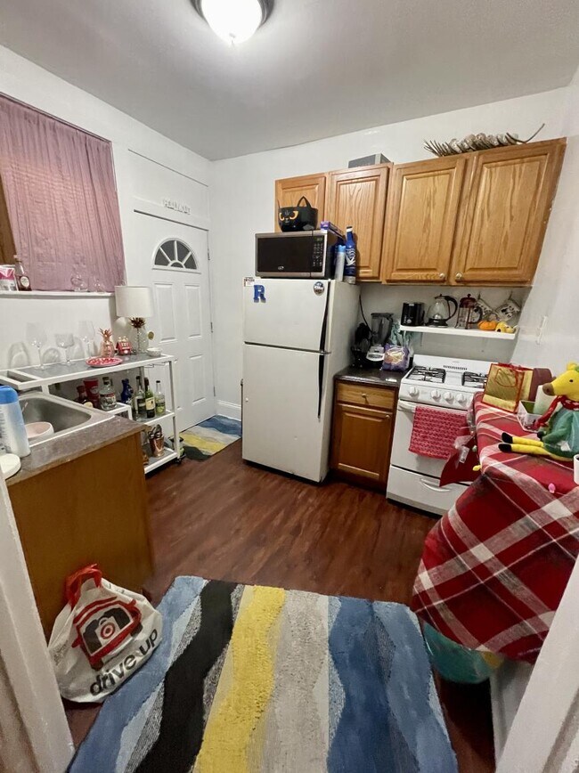 Building Photo - 1 bedroom in Chicago IL 60657