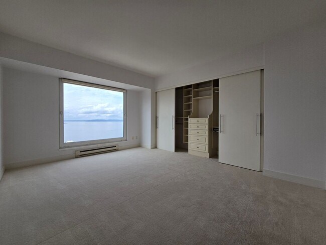 Building Photo - 2Bd/1.75Ba Seattle Condo
