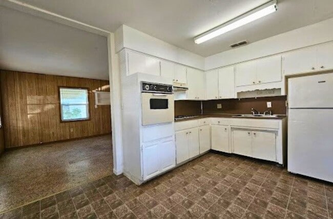 Building Photo - 3 Bedroom, 1 Bath House for rent in Lakeland *Move-In Special*