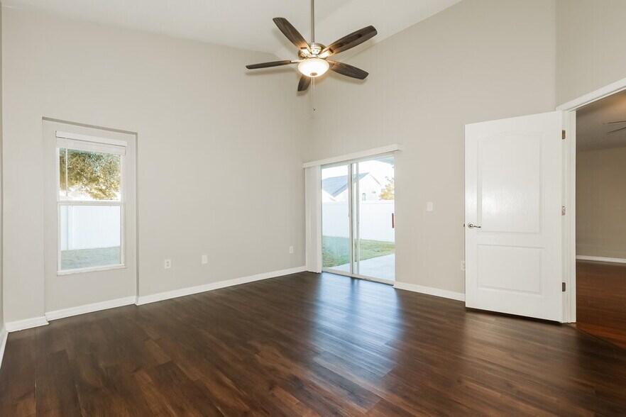 Building Photo - 905 15th St NE