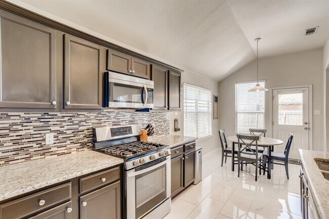 Building Photo - 1204 Utopia Ln