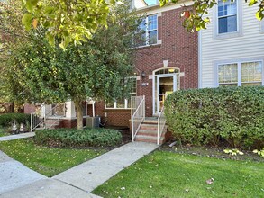 Building Photo - Gorgeous Townhouse Steps from Pool and Hik...
