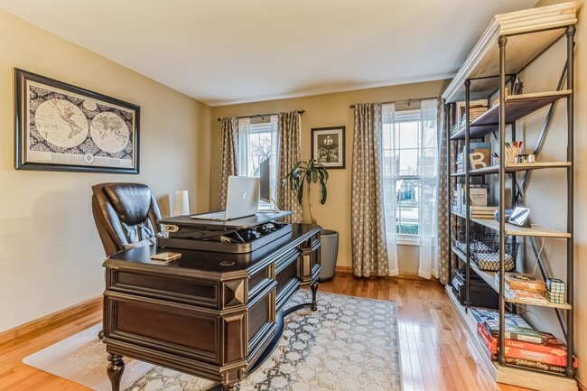 Building Photo - Fully Furnished 4 Bedroom 2.5 bathroom home in Bloomingdale
