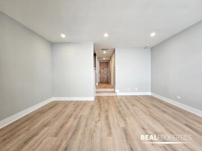 Building Photo - 0 bedroom in CHICAGO IL 60610