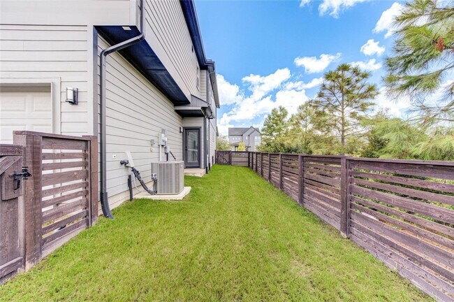 Building Photo - 18515 Parkland Row Dr