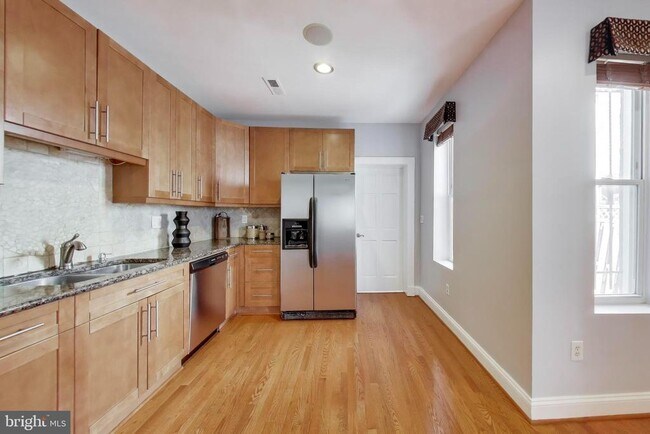 Building Photo - 1006 Otis Pl NW