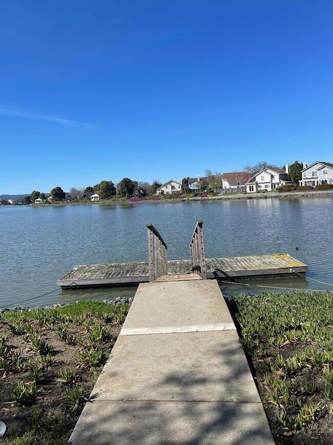 Building Photo - 509 Breakwater Dr