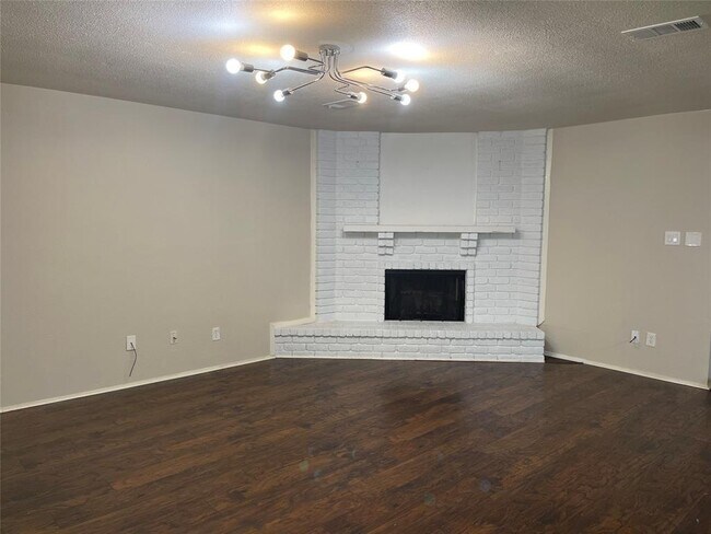 Building Photo - 630 Valley View Dr