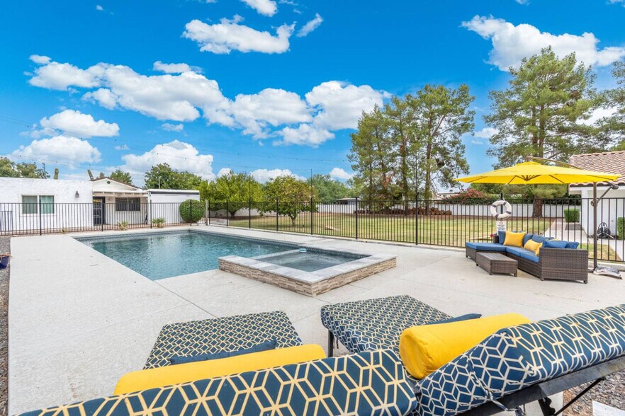 Building Photo - 1010 E Sorenson Cir