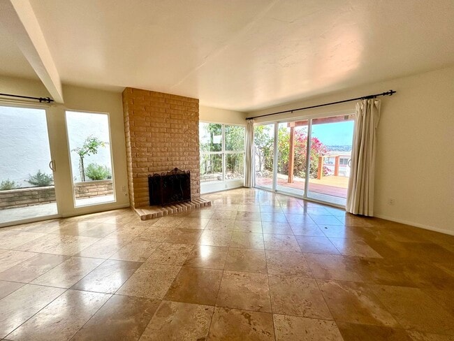 Building Photo - Stunning 3 Bed/3.5 Bath with Panoramic Views!